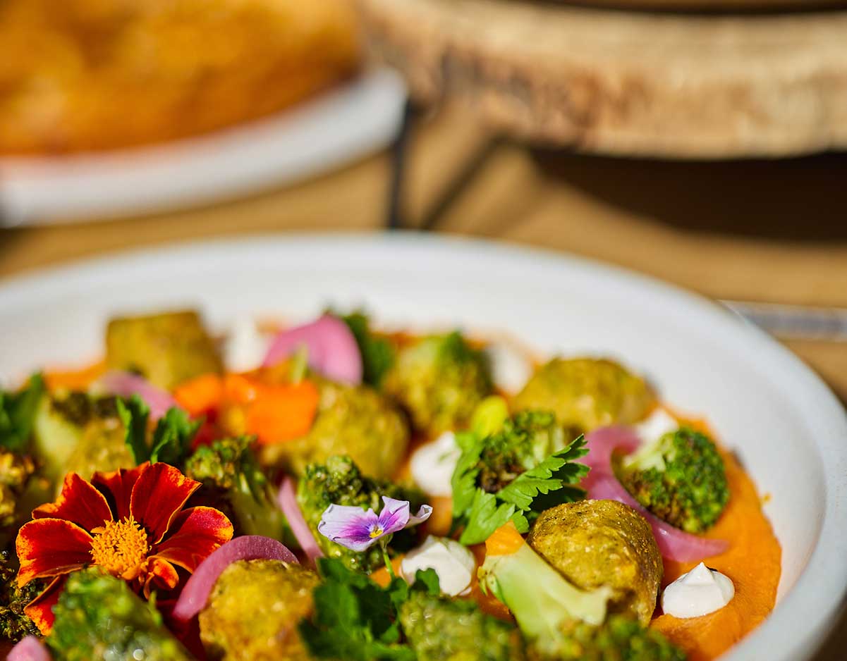 gros-plan-assiette-fleur-orange