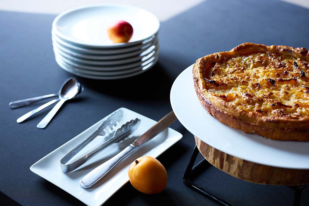 mise-en-place-catering-abricot-tarte-et-assiettes-blanches Mise en place professionnelle d'un service de restauration pour événementiel